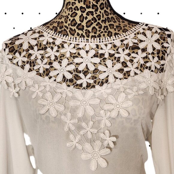 White Blouse with flower detail and wrist ties SIZE XL - Picture 2 of 6